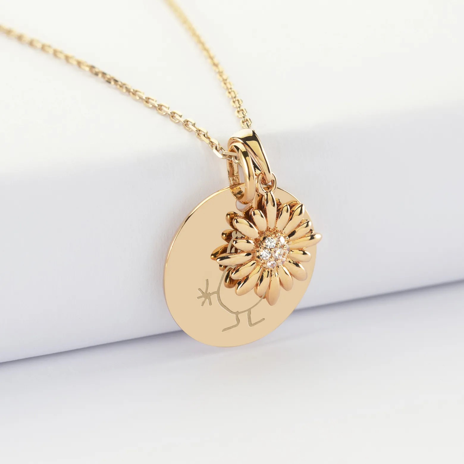 Pendentif personnalisé médaille gravée plaqué or 19 mm et breloque marguerite scintillante 13 mm