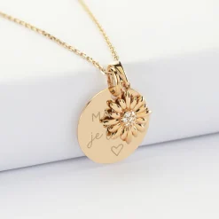 Pendentif personnalisé médaille gravée plaqué or 19 mm et breloque marguerite scintillante 13 mm