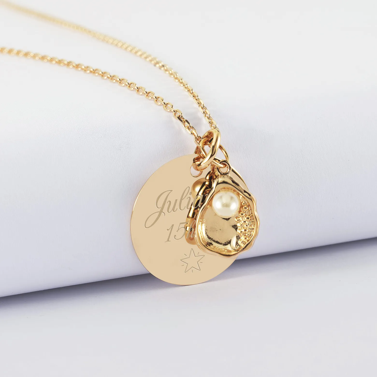 Pendentif personnalisé médaille gravée plaqué or 19 mm et breloque coquillage perle blanche