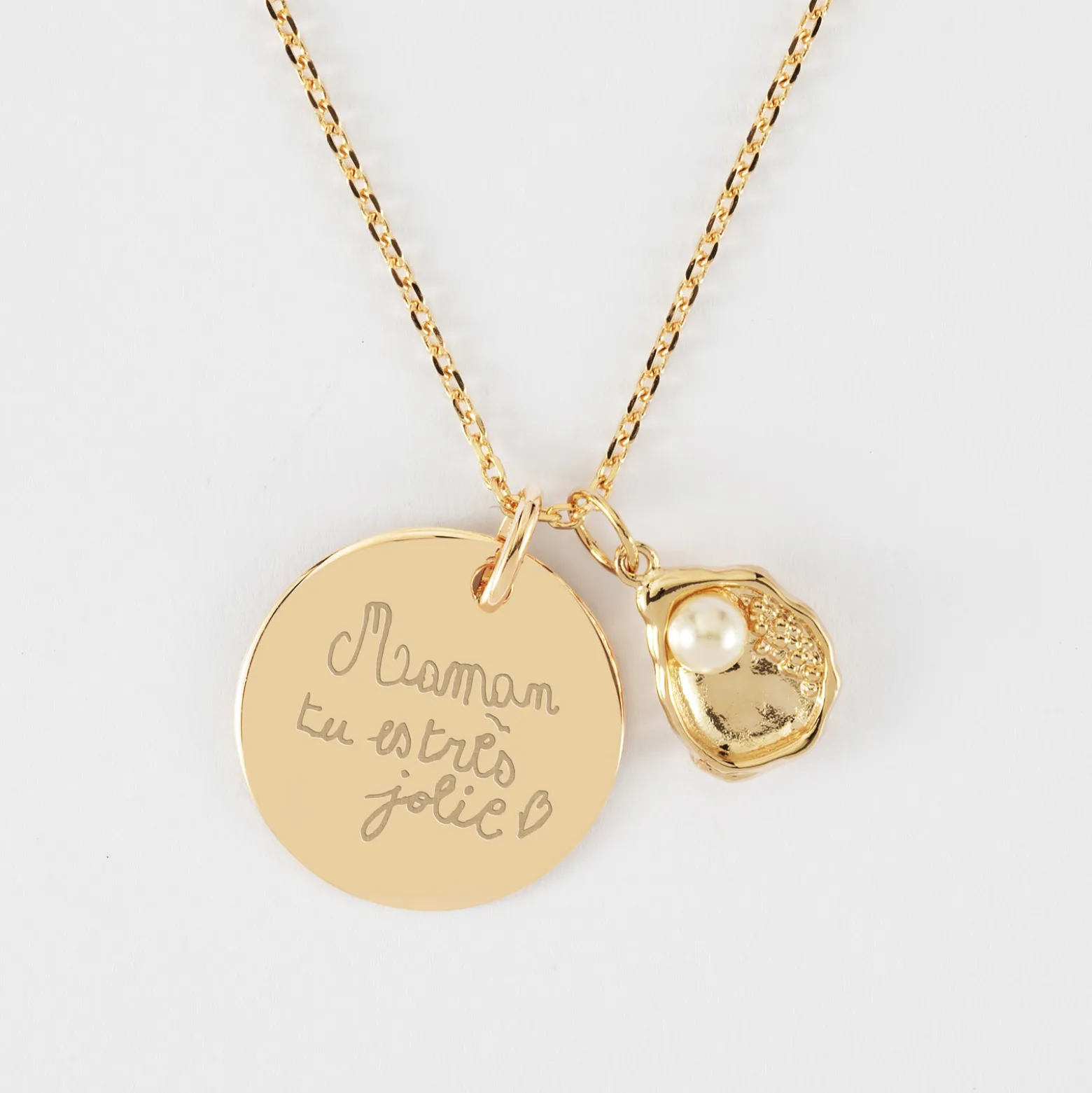 Pendentif personnalisé médaille gravée plaqué or 19 mm et breloque coquillage perle blanche