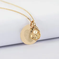 Pendentif personnalisé médaille gravée plaqué or 19 mm et breloque coquillage perle blanche