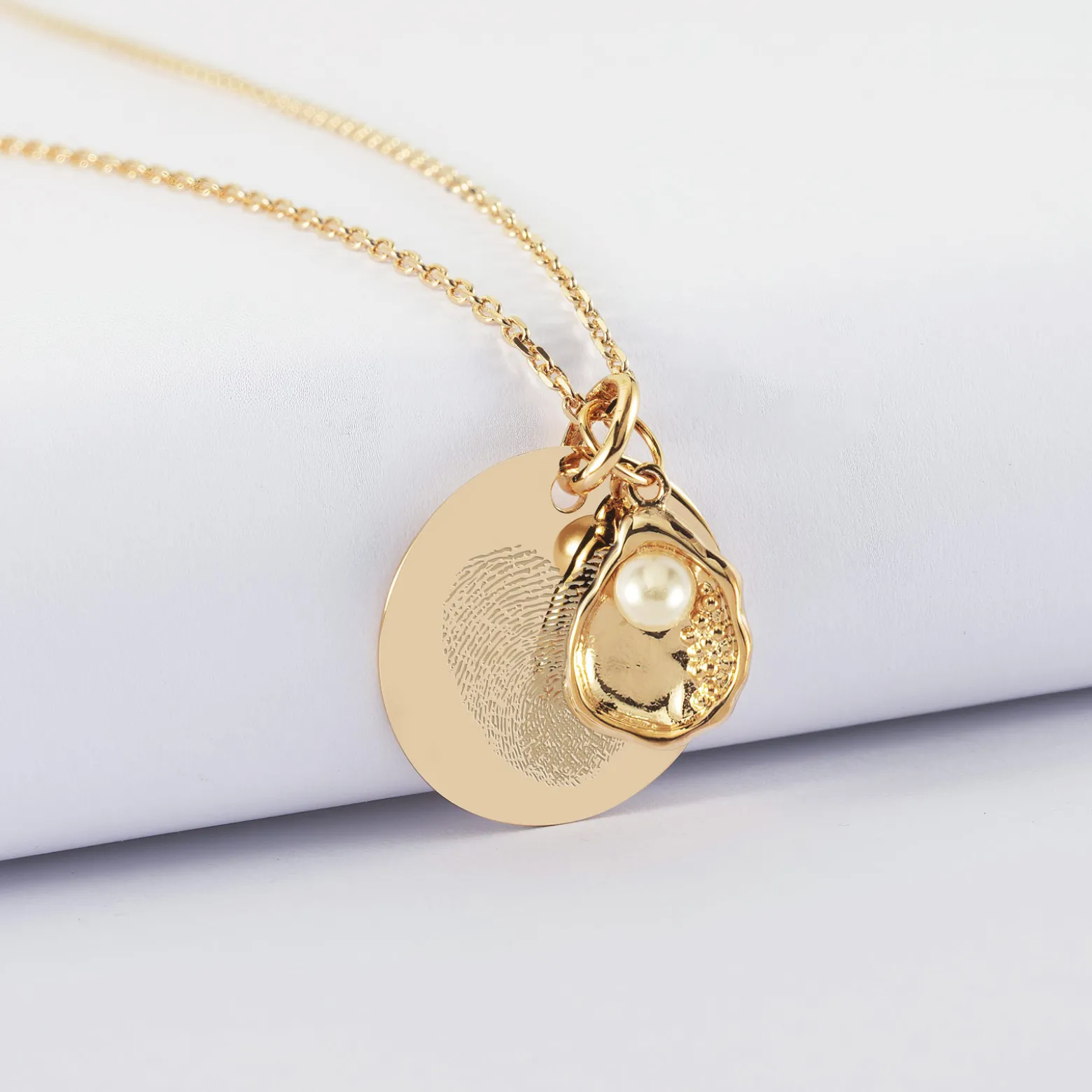 Pendentif personnalisé médaille gravée plaqué or 19 mm et breloque coquillage perle blanche