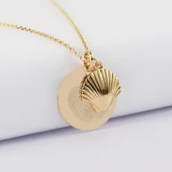 Pendentif personnalisé médaille gravée plaqué or 19 mm et breloque coquillage coque 13 mm
