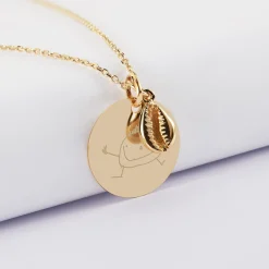 Pendentif personnalisé médaille gravée plaqué or 19 mm et breloque coquillage cauri 10 mm