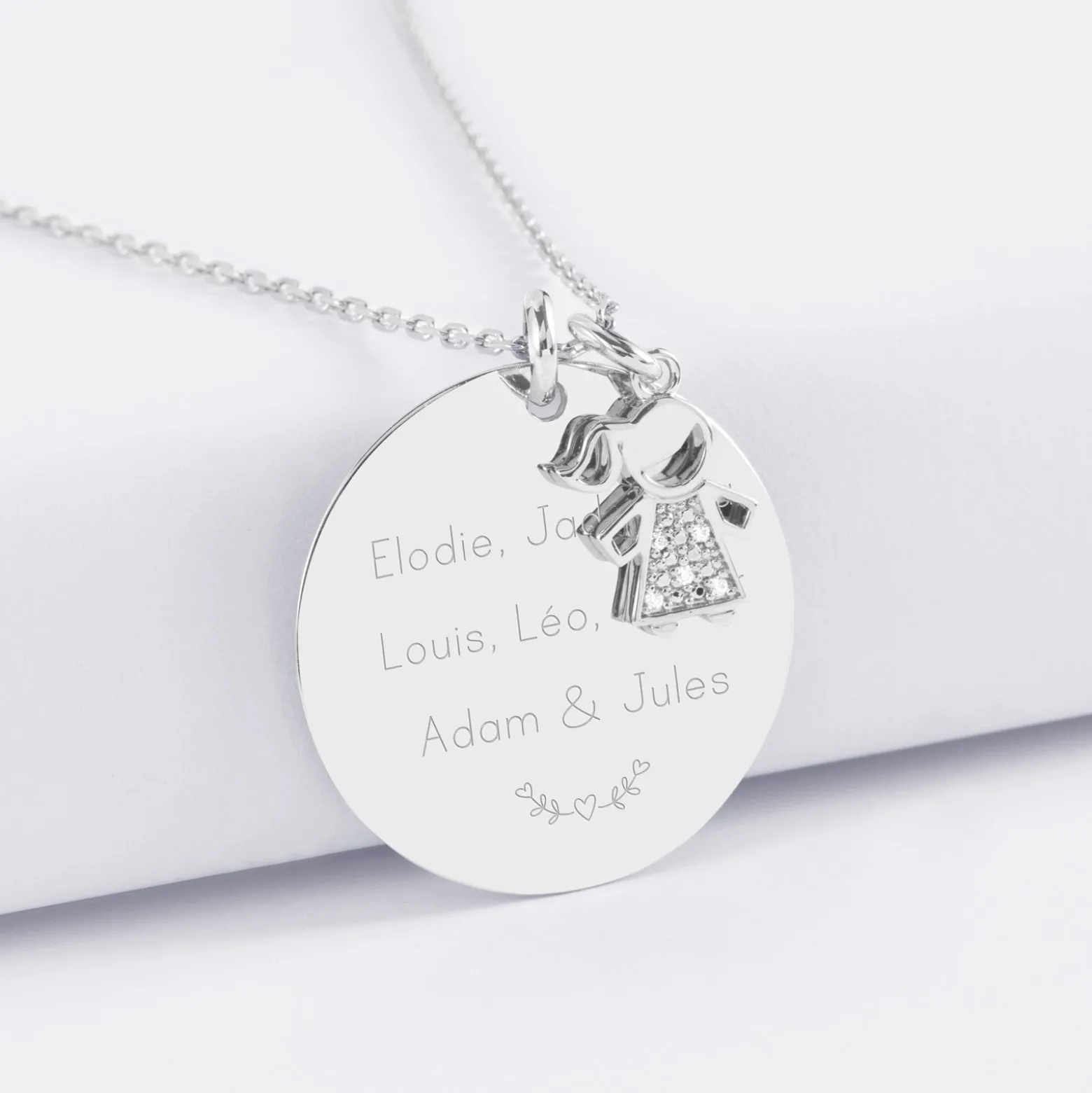Pendentif personnalisé médaille gravée argent 27 mm et breloque petite fille scintillante 12 mm