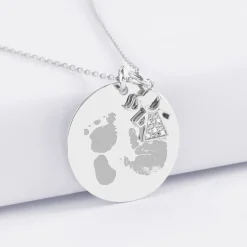 Pendentif personnalisé médaille gravée argent 27 mm et breloque petite fille scintillante 12 mm