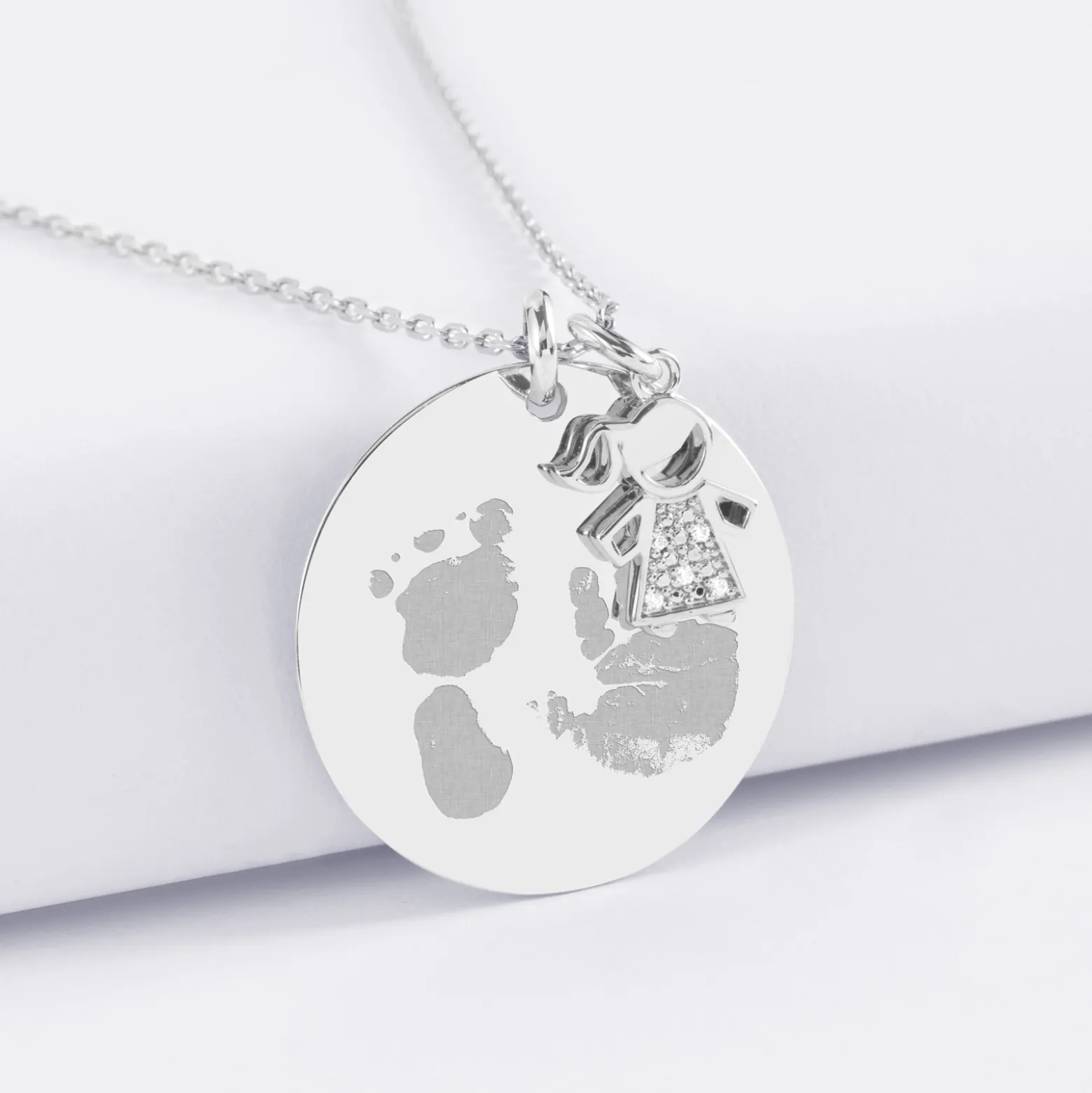 Pendentif personnalisé médaille gravée argent 27 mm et breloque petite fille scintillante 12 mm
