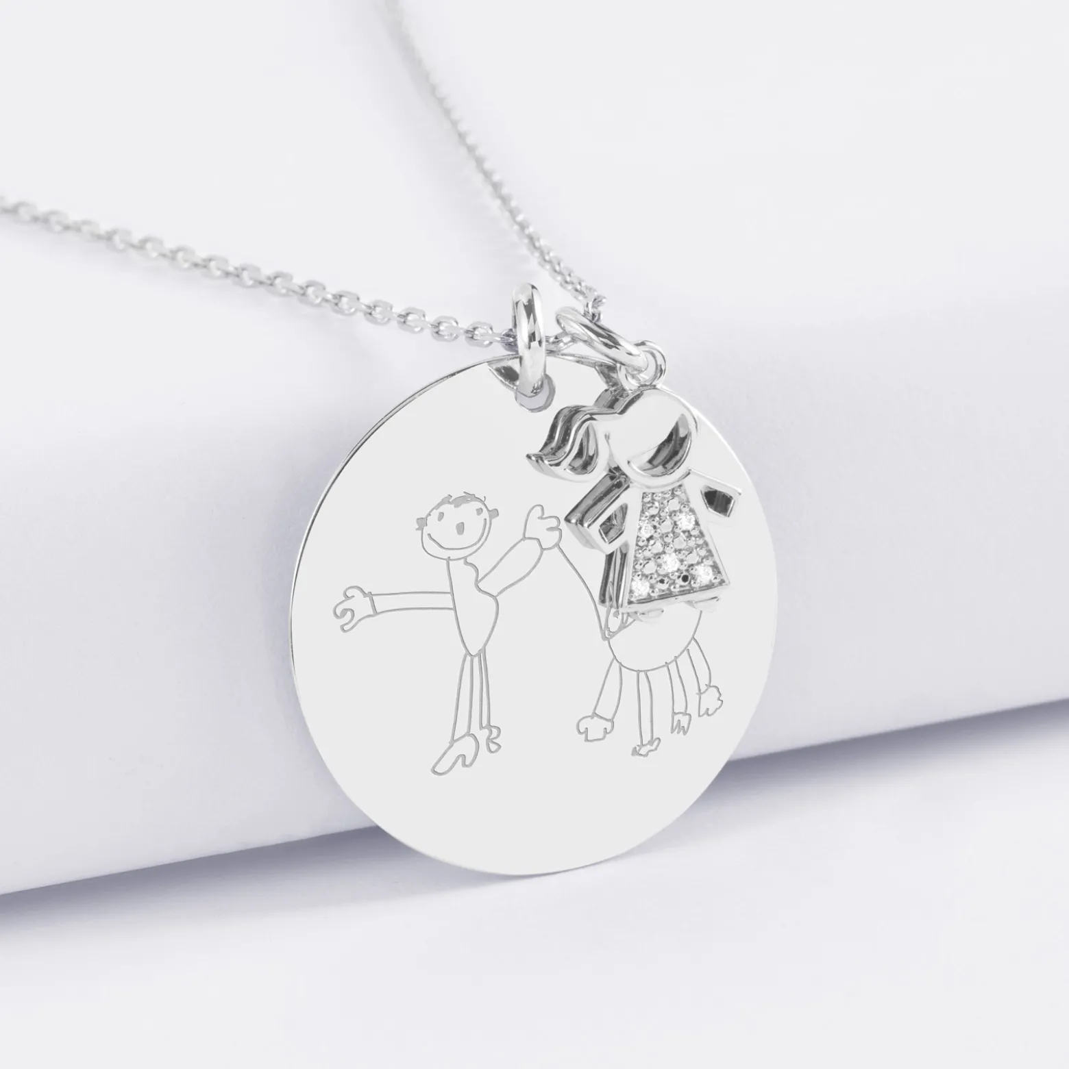 Pendentif personnalisé médaille gravée argent 27 mm et breloque petite fille scintillante 12 mm