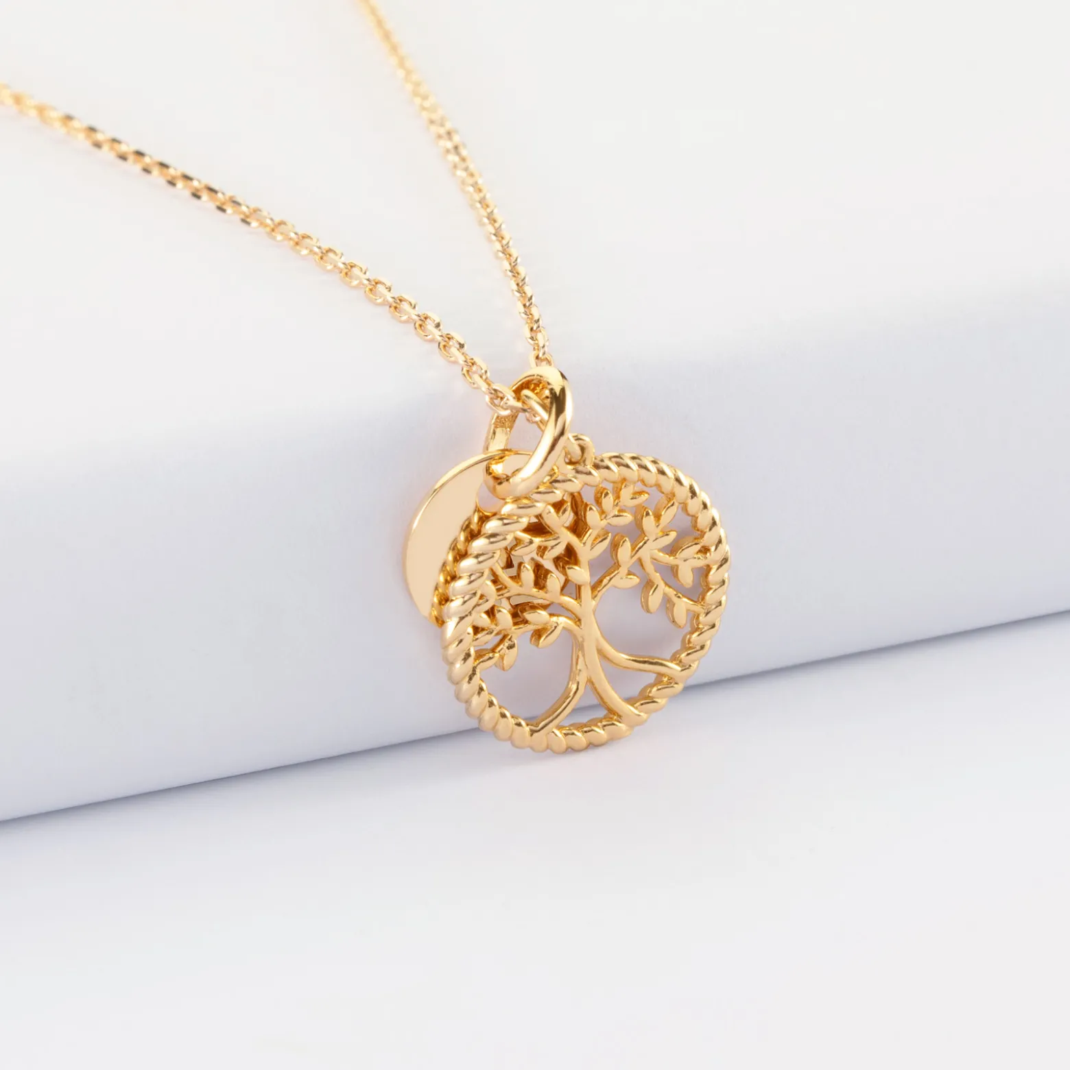 Pendentif personnalisé médaille gravée plaqué or 10 mm et breloque arbre de vie contour torsadé 16 mm