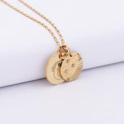 Pendentif personnalisé médaille gravée plaqué or 15 mm et breloque Lune trio zircons 14 mm