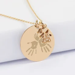 Pendentif personnalisé médaille gravée plaqué or 27 mm et breloque petite fille scintillante 12 mm