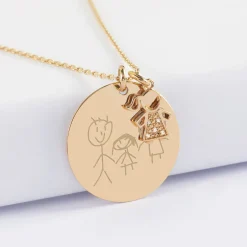 Pendentif personnalisé médaille gravée plaqué or 27 mm et breloque petite fille scintillante 12 mm