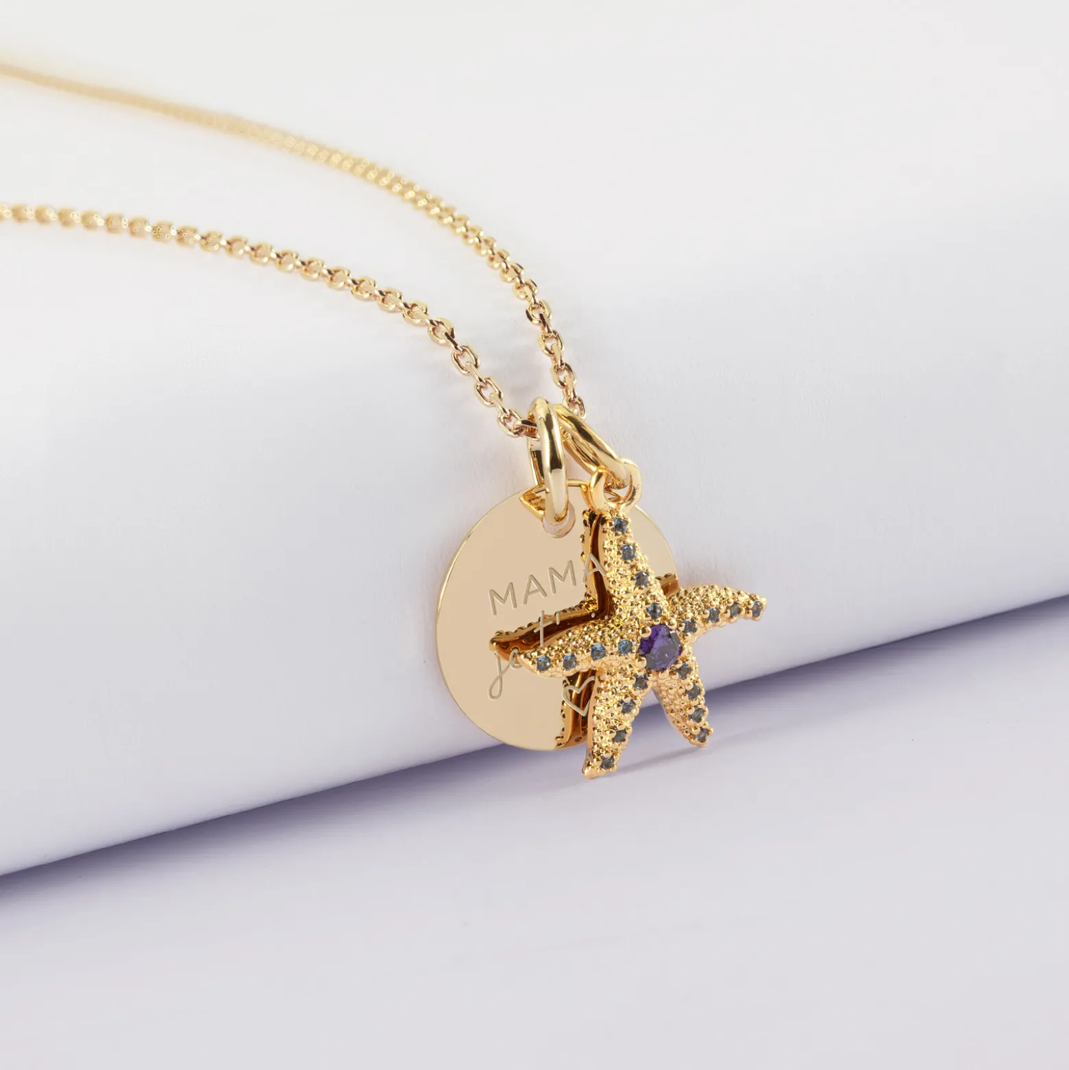 Pendentif personnalisé médaille gravée plaqué or 15 mm et breloque étoile de mer scintillante zircons bleus 15 mm
