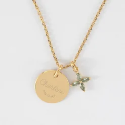 Pendentif personnalisé médaille gravée plaqué or 15 mm et breloque fleur pétales zircons 10 mm