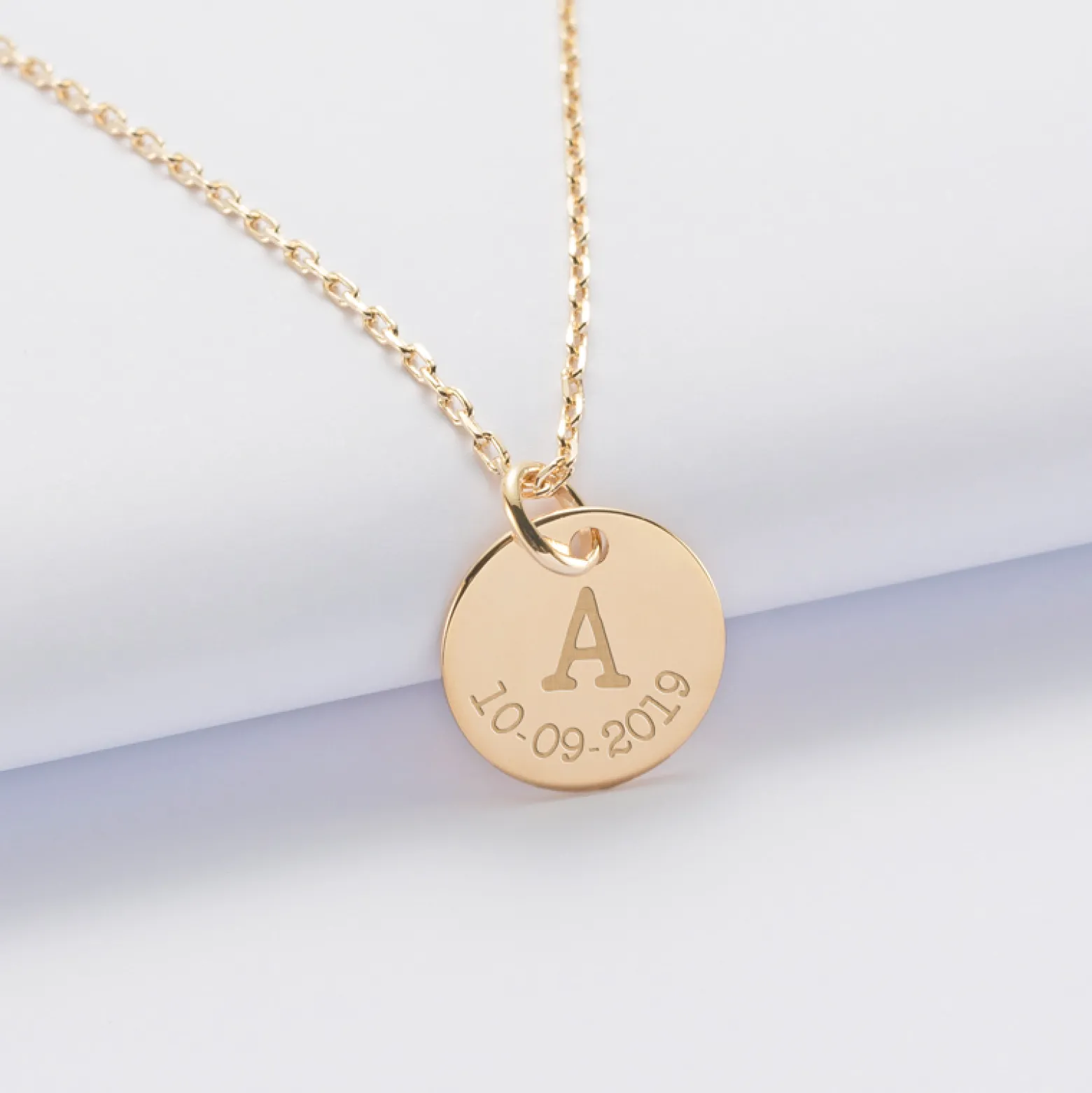 Pendentif personnalisé médaille gravée plaqué or 15 mm - édition spéciale "Initiale"