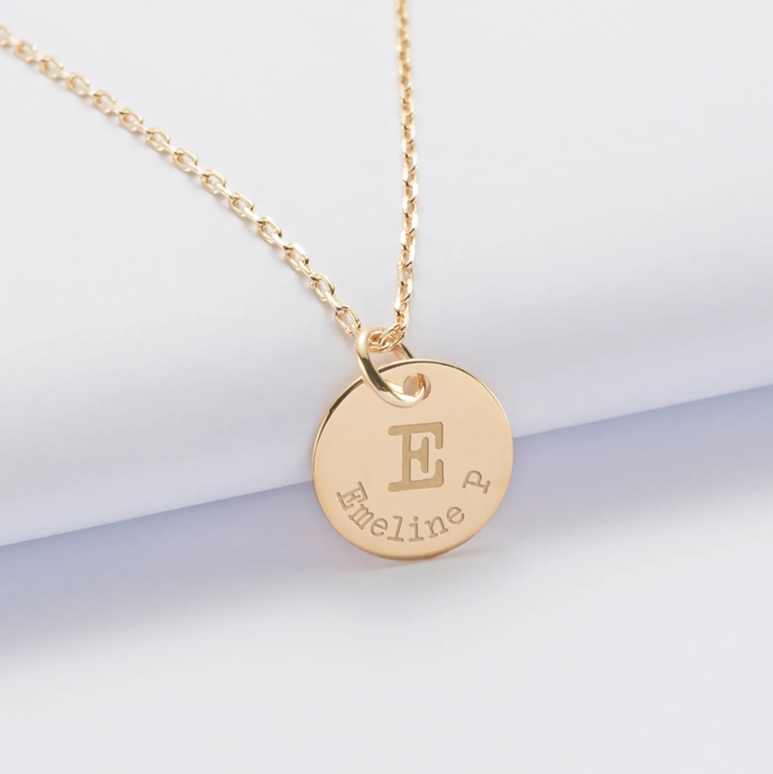 Pendentif personnalisé médaille gravée plaqué or 15 mm - édition spéciale "Initiale"