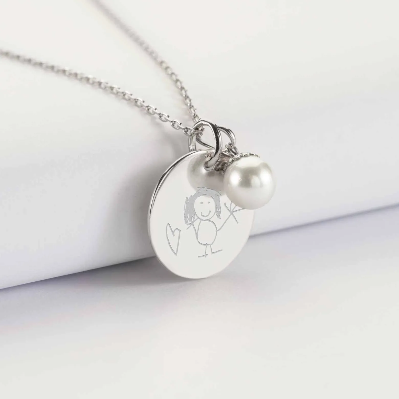 Pendentif personnalisé médaille gravée argent 19 mm et breloque perle nacre 10 mm