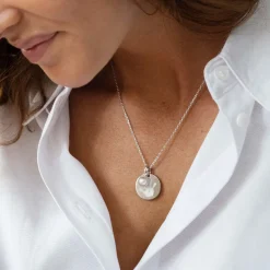 Pendentif personnalisé médaille gravée argent 19 mm et breloque perle nacre 10 mm