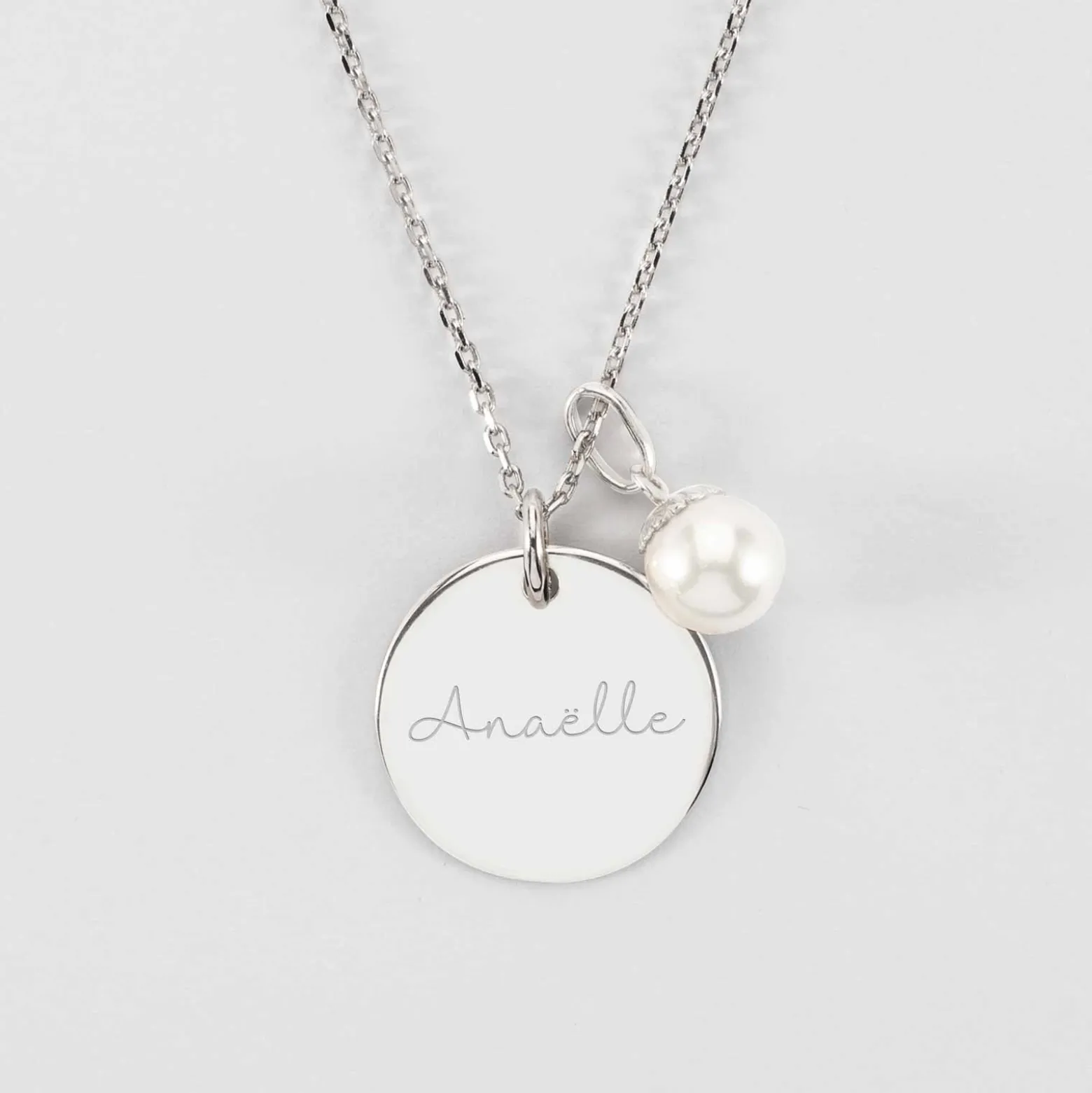 Pendentif personnalisé médaille gravée argent 19 mm et breloque perle nacre 10 mm