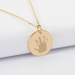 Pendentif personnalisé médaille gravée plaqué or coeur émail rouge 19 mm - HappyBulle x Atelier Wagram