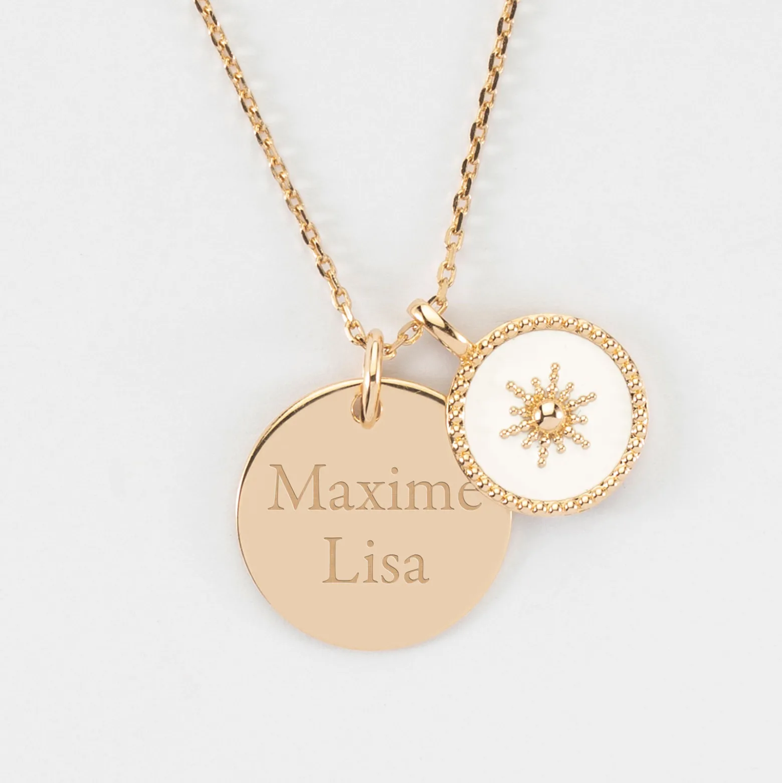 Pendentif personnalisé médaille gravée plaqué or 19 mm et breloque email blanc soleil 14 mm