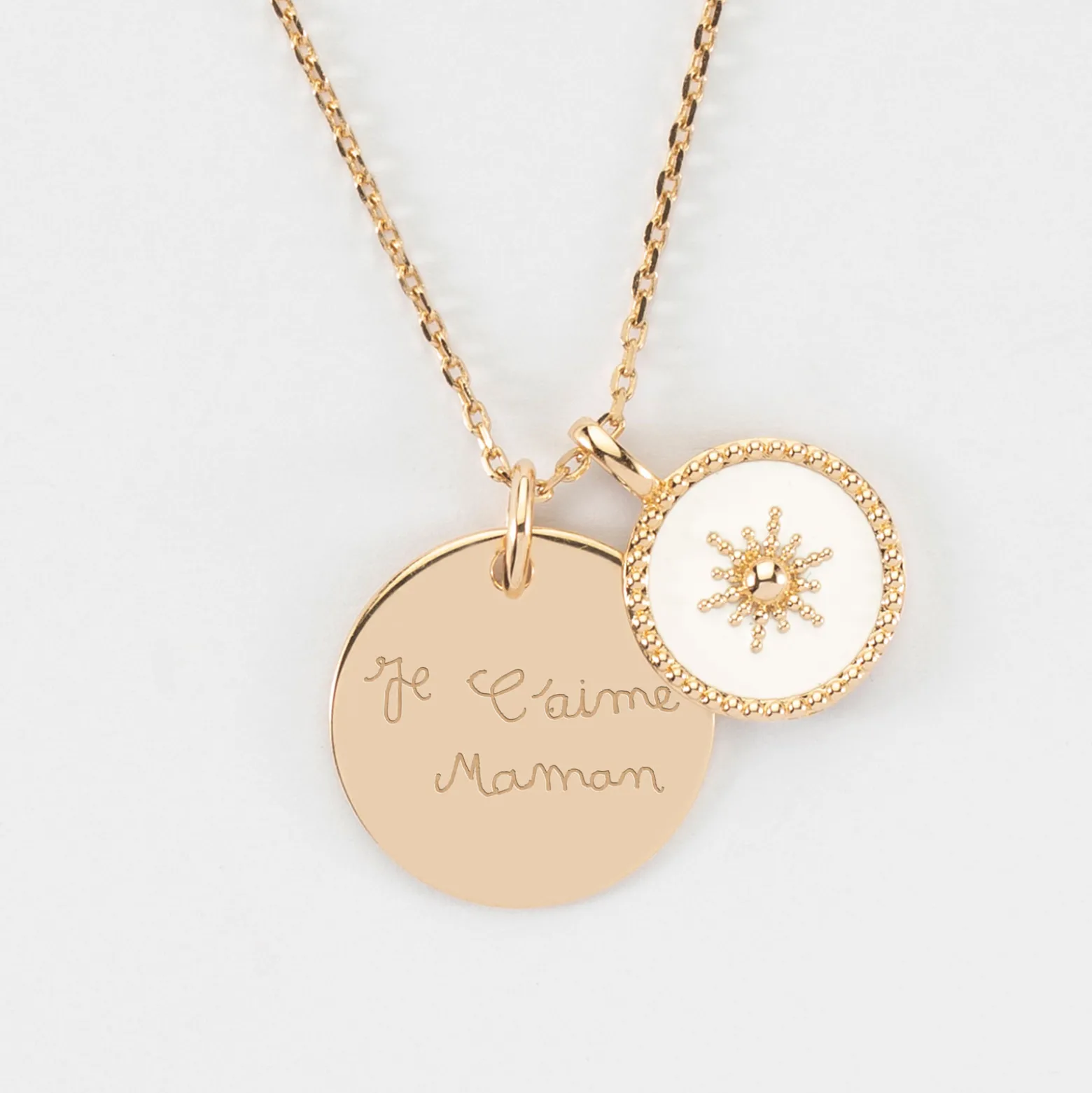 Pendentif personnalisé médaille gravée plaqué or 19 mm et breloque email blanc soleil 14 mm