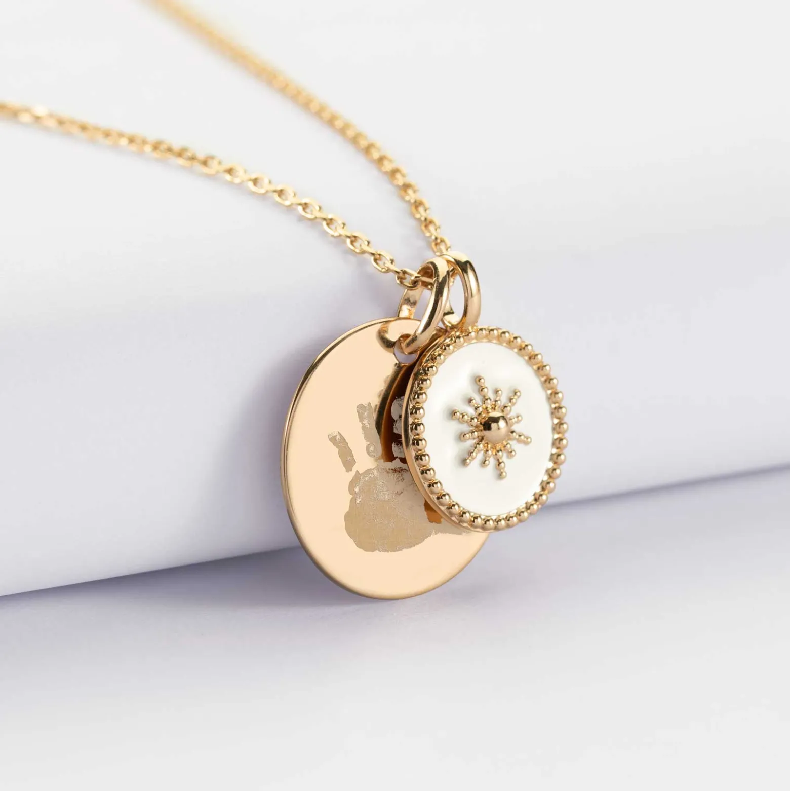 Pendentif personnalisé médaille gravée plaqué or 19 mm et breloque email blanc soleil 14 mm