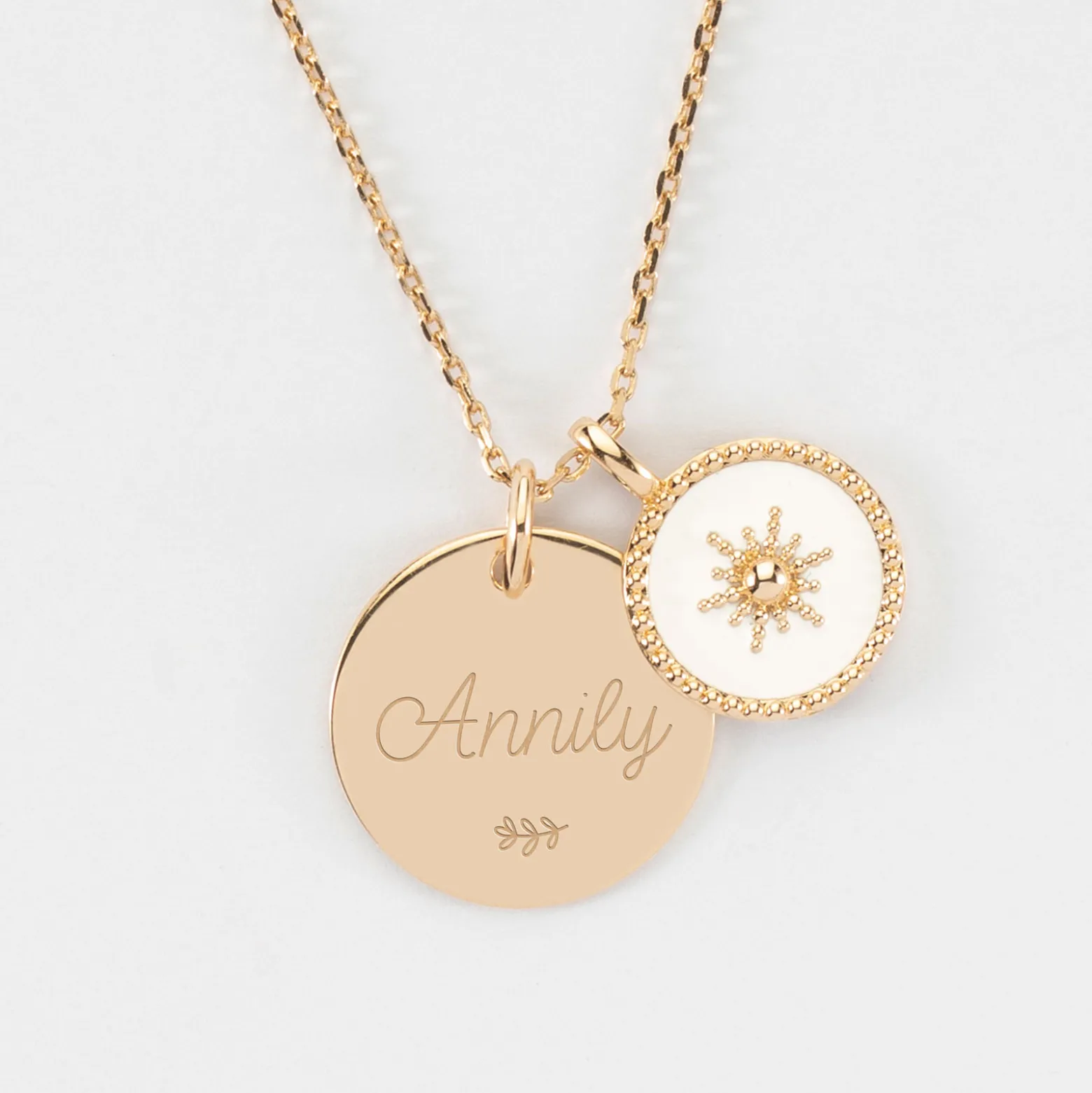 Pendentif personnalisé médaille gravée plaqué or 19 mm et breloque email blanc soleil 14 mm