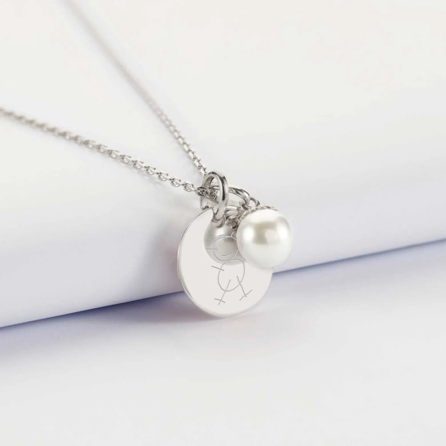 Pendentif personnalisé médaille gravée argent 15 mm et breloque perle nacre 10 mm