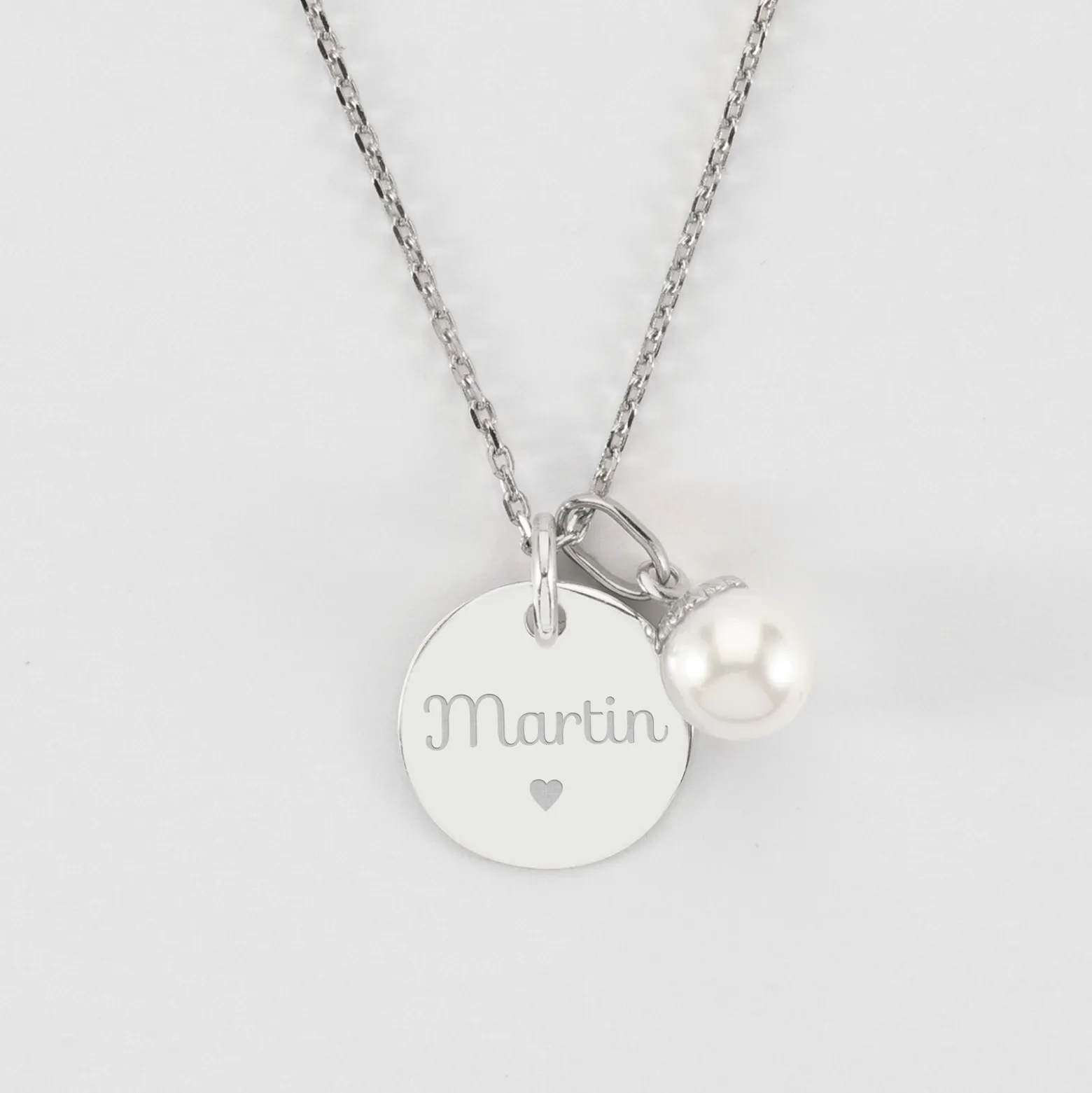 Pendentif personnalisé médaille gravée argent 15 mm et breloque perle nacre 10 mm