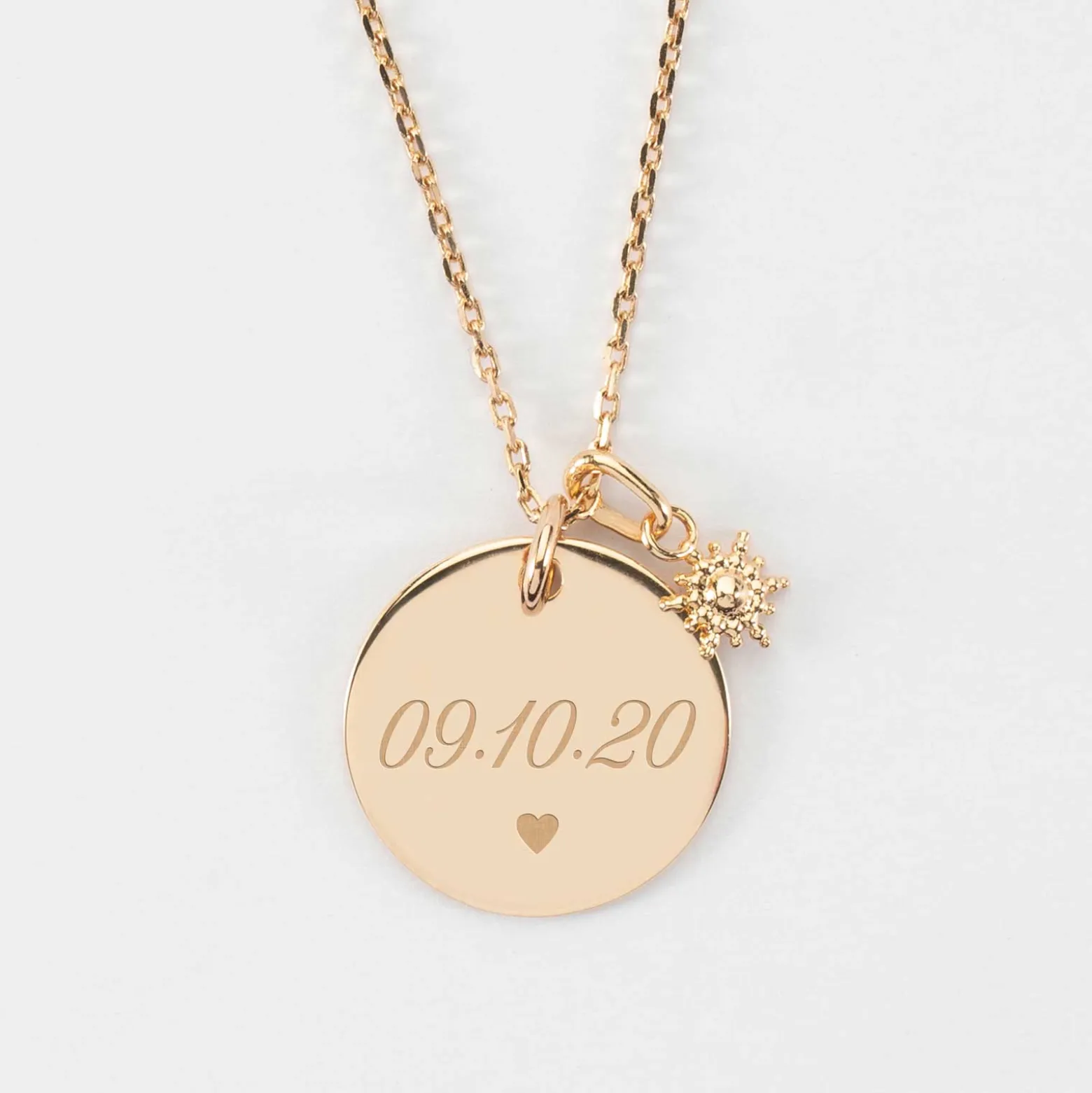Pendentif personnalisé médaille gravée plaqué or 19 mm et breloque étoile brillante 6 mm
