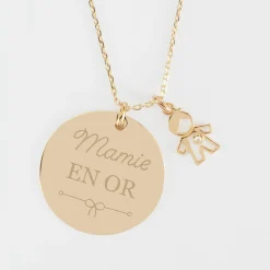 Pendentif personnalisé médaille gravée plaqué or 27 mm et breloque petit garçon zircon 12 mm