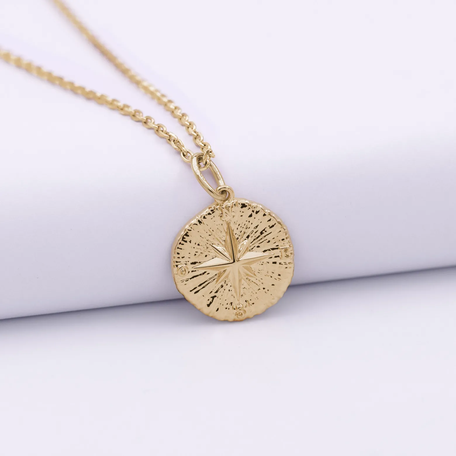 Pendentif personnalisé médaille gravée plaqué or rose des vents texturée 14 mm
