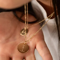 Pendentif personnalisé prénom médaille gravée plaqué or 19 mm - HappyBulle x Marie Savart