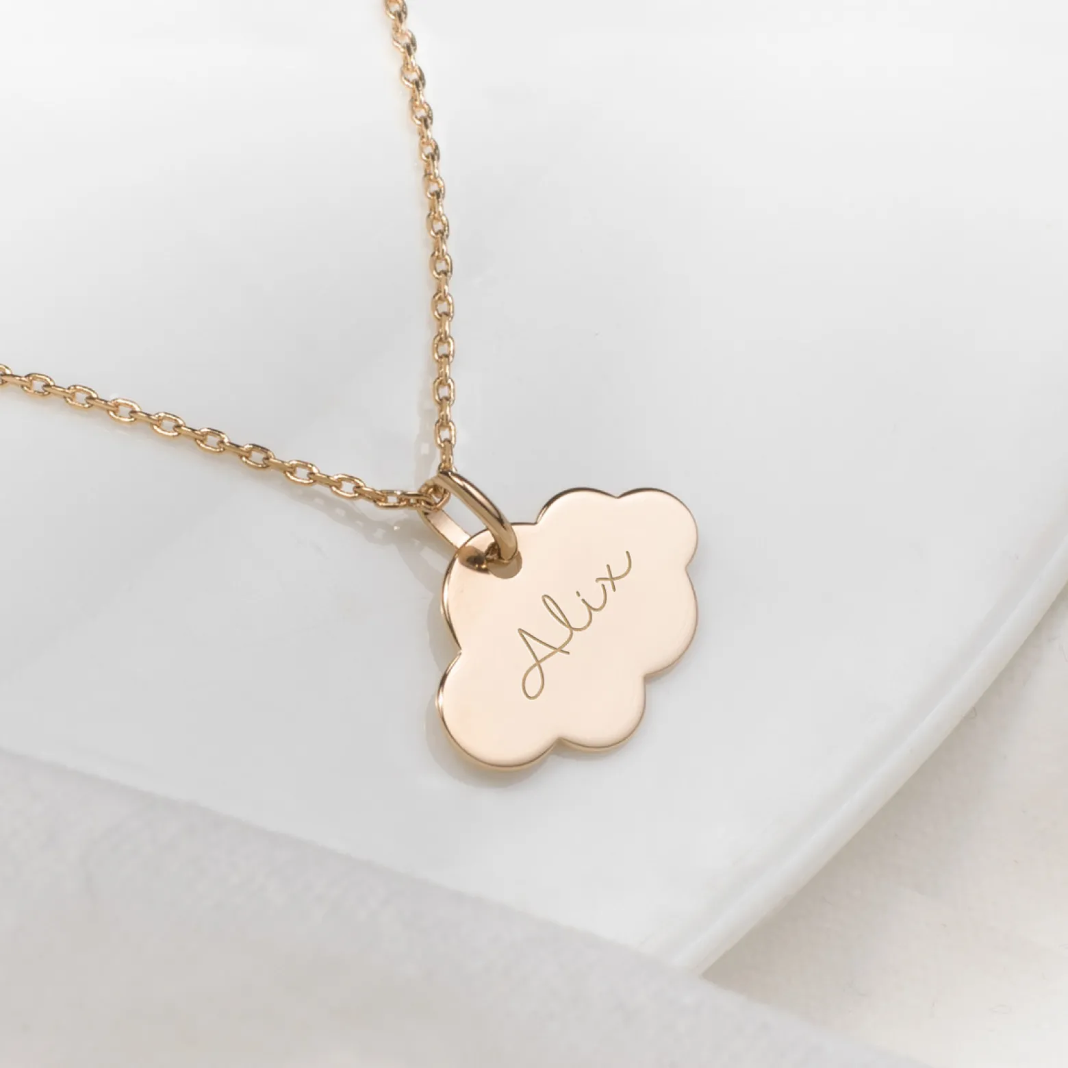 Pendentif personnalisé prénom médaille gravée plaqué or nuage 20x14 mm