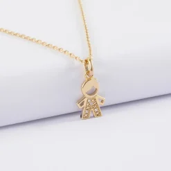 Pendentif petit garçon scintillant plaqué or 12 mm
