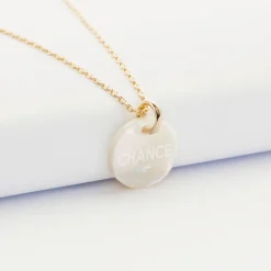 Pendentif plaqué or personnalisé médaille gravée nacre 15 mm