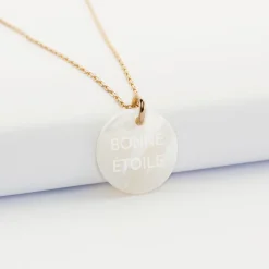 Pendentif plaqué or personnalisé médaille gravée nacre 19 mm