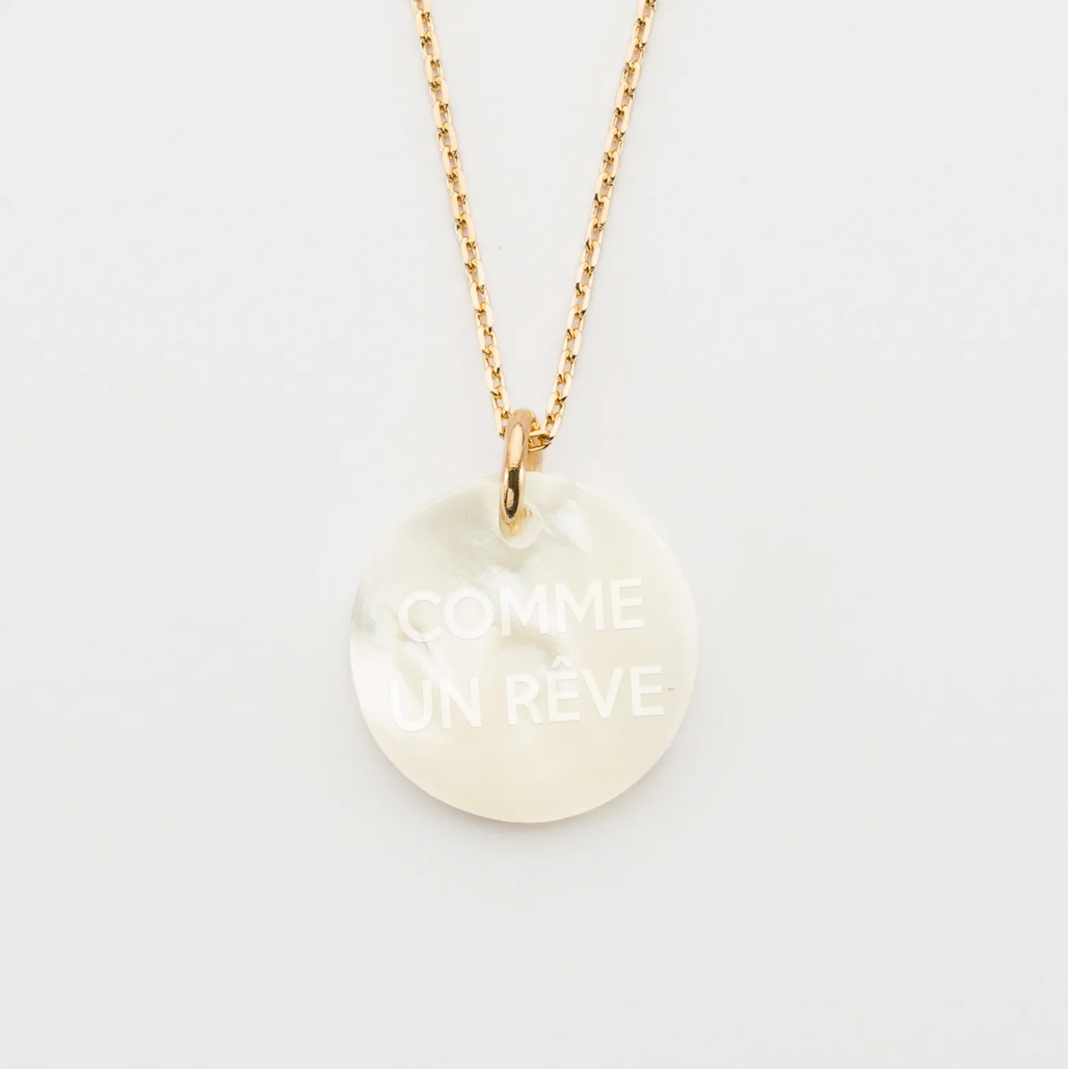 Pendentif plaqué or personnalisé médaille gravée nacre 19 mm