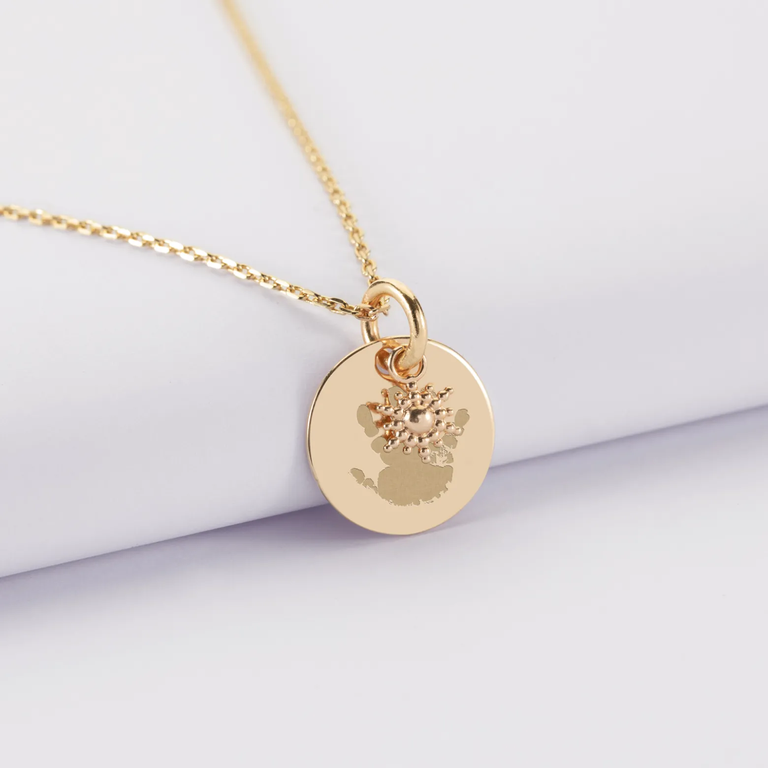 Pendentif réversible personnalisé médaille gravée plaqué or 15 mm et breloque étoile brillante 6 mm