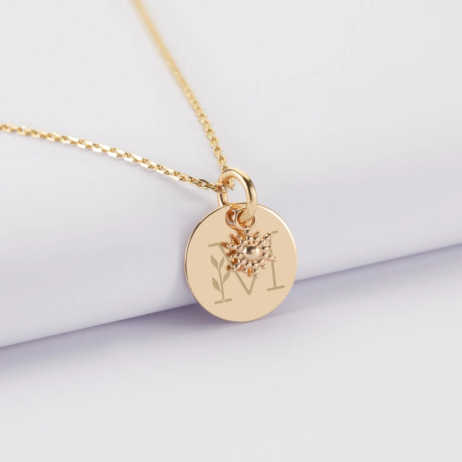 Pendentif réversible personnalisé médaille gravée plaqué or 15 mm et breloque étoile brillante 6 mm