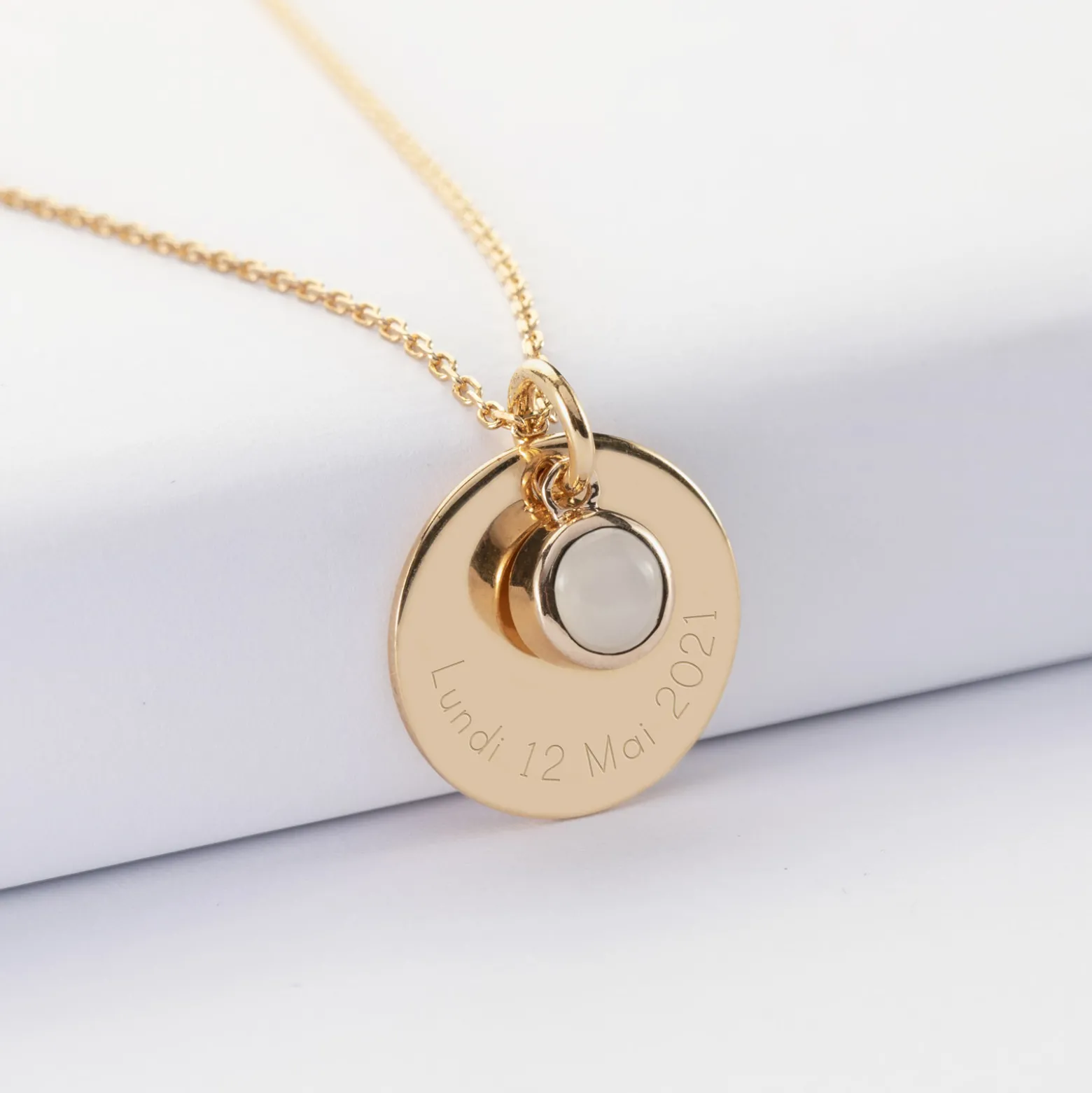 Pendentif réversible personnalisé médaille gravée plaqué or 19 mm et breloque pierre naturelle 8 mm