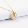 Pendentif Témoin personnalisé médaille gravée plaqué or 15 mm et breloque perle nacre 10 mm