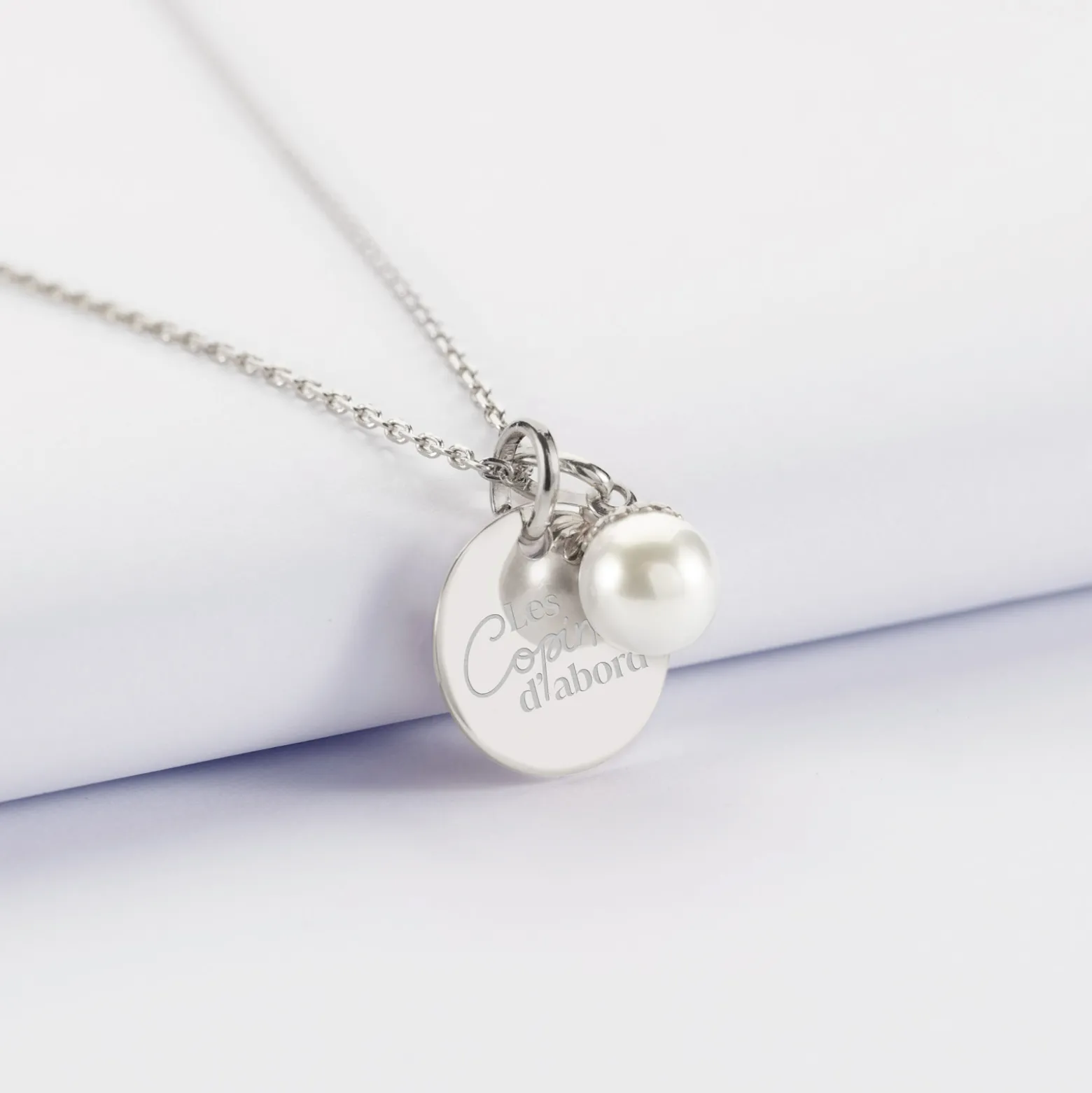 Pendentif Témoin personnalisé médaille gravée argent 15 mm et breloque perle nacre 10 mm