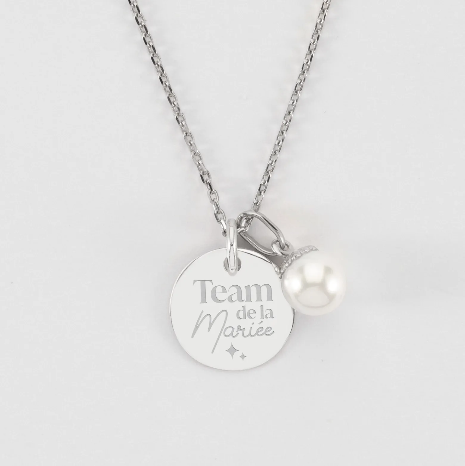 Pendentif Témoin personnalisé médaille gravée argent 15 mm et breloque perle nacre 10 mm