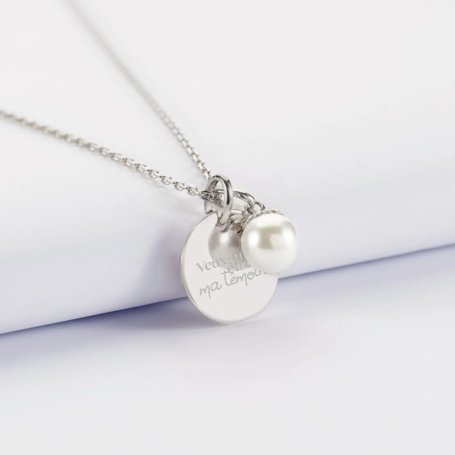 Pendentif Témoin personnalisé médaille gravée argent 15 mm et breloque perle nacre 10 mm