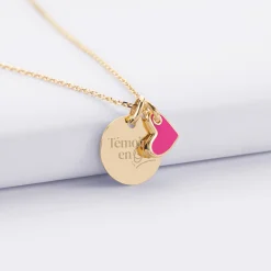 Pendentif Témoin personnalisé médaille gravée plaqué or 15 mm et breloque coeur email 10 mm
