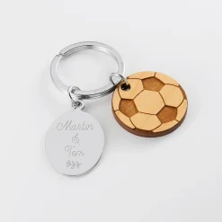 Porte clé personnalisé médaille gravée ovale acier et breloque bois foot