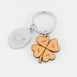 Porte clé personnalisé médaille gravée ovale acier et breloque bois trèfle