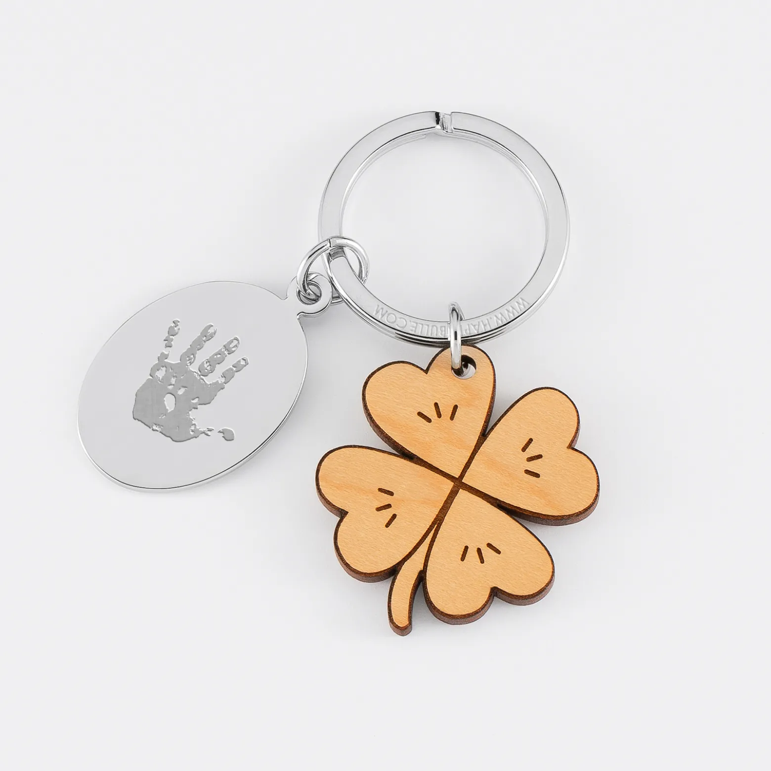 Porte clé personnalisé médaille gravée ovale acier et breloque bois trèfle